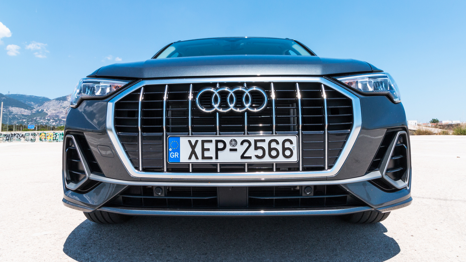 Η S line έκδοση ξεχωρίζει από τους δυναμικούς προφυλακτήρες, τα sideskirts, την αεροτομή και τη διάμετρο των ζαντών